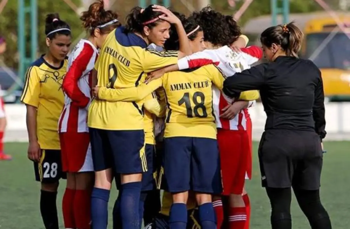 عکس/ واکنش جالب بازیکنان به افتادن حجاب فوتبالیست زن