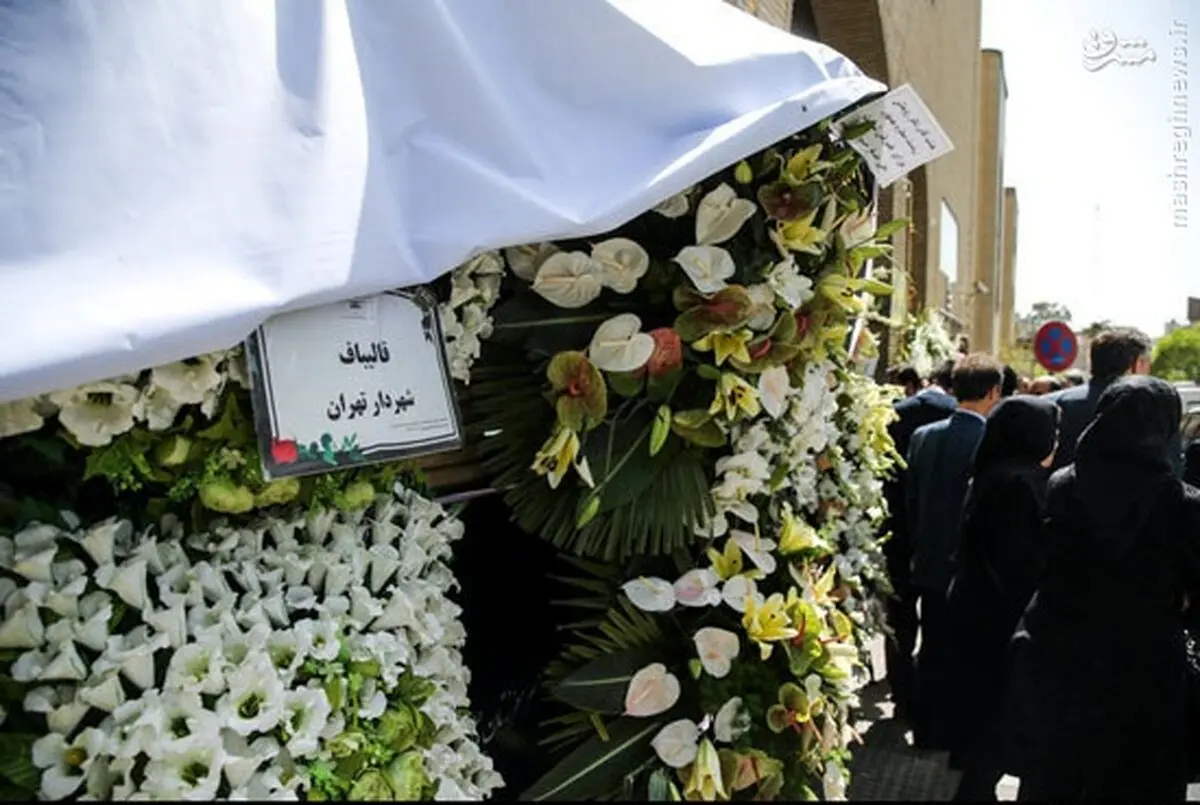 دسته گل قالیباف برای رییس جمهور/ عکس