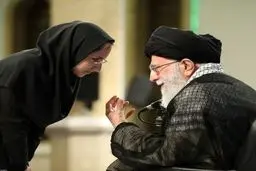 هدیه رهبر انقلاب به دختری که در حضور ایشان از حصر انتقاد کرد