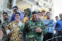 اشک ارتشی ها در سرپل‌ذهاب زلزله زده /عکس