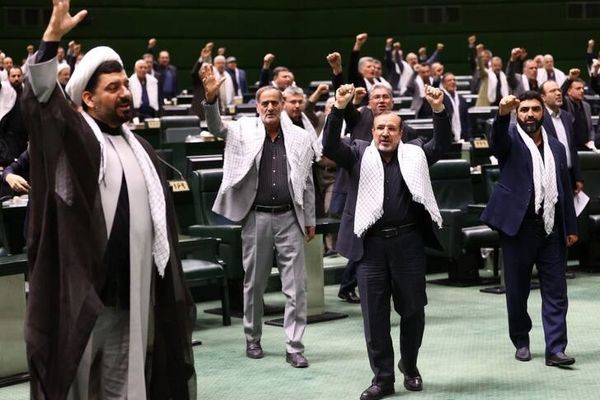 لحظه مرگ بر آمریکا و مرگ بر اسرائیل گفتن نمایندگان مجلس