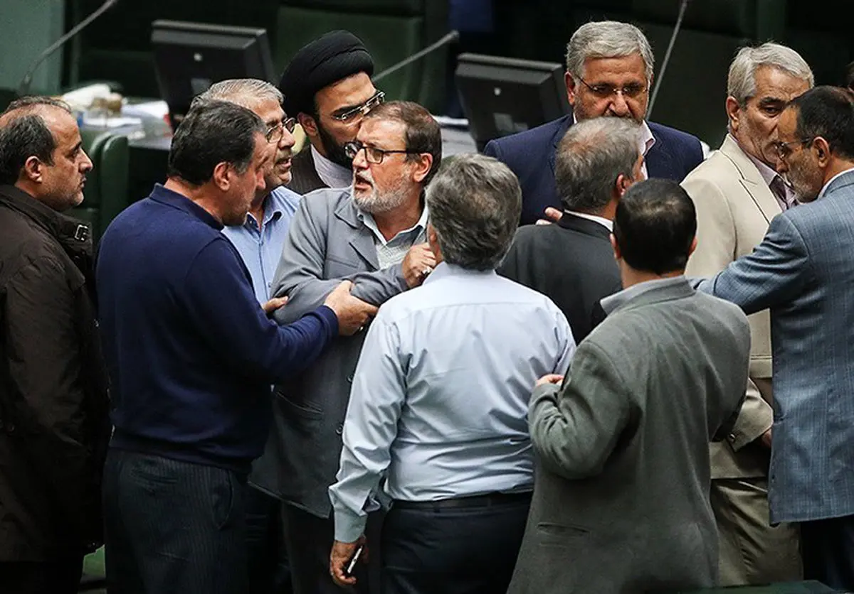 تصاویر / اعتراضات نمایندگان در مجلس در پی سوال از آقای وزیر