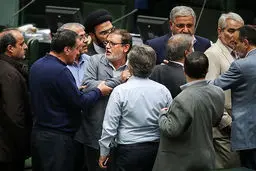 تصاویر / اعتراضات نمایندگان در مجلس در پی سوال از آقای وزیر
