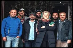 سارا بهرامی و عوامل فیلم در حال ضبط «روشن» + عکس