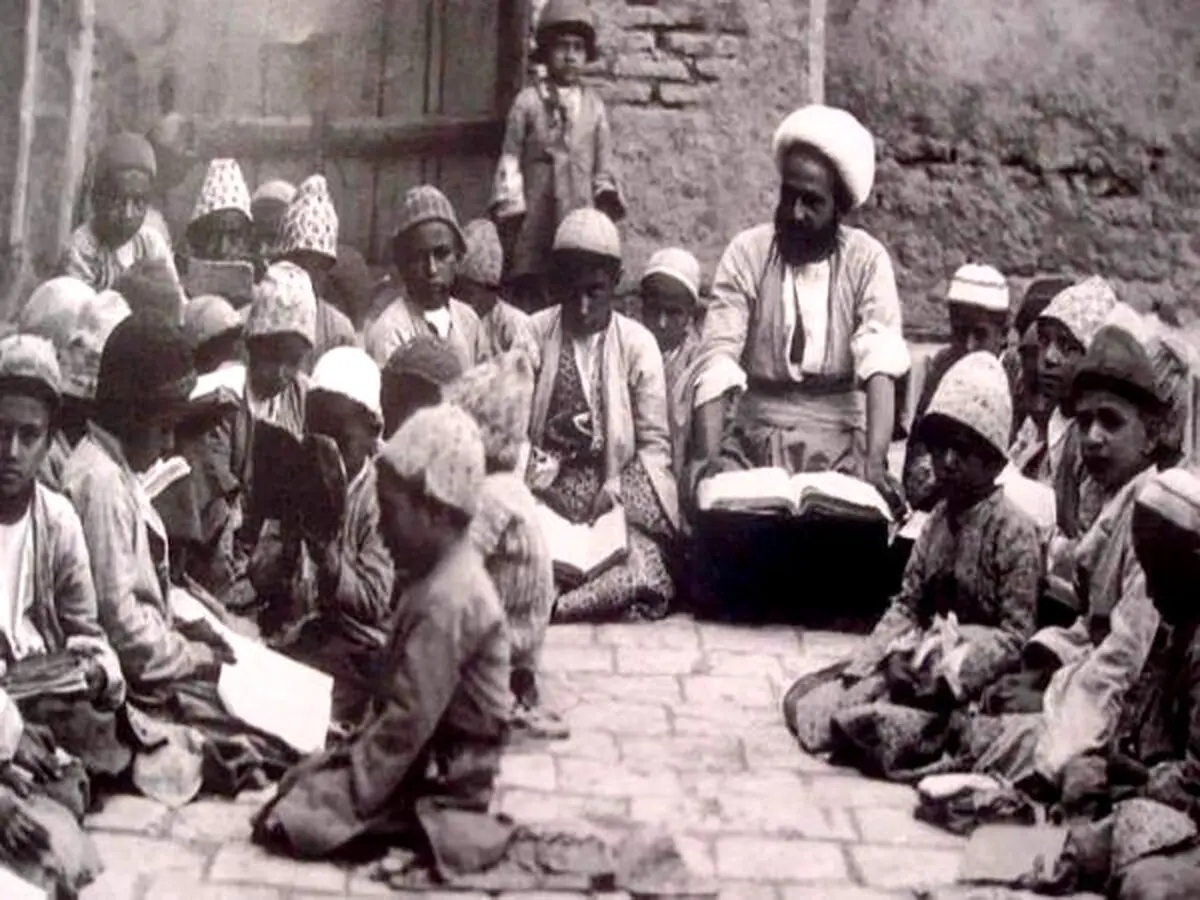 تصویری از دانش آموزان در حال خواندن نماز در دوره قاجار