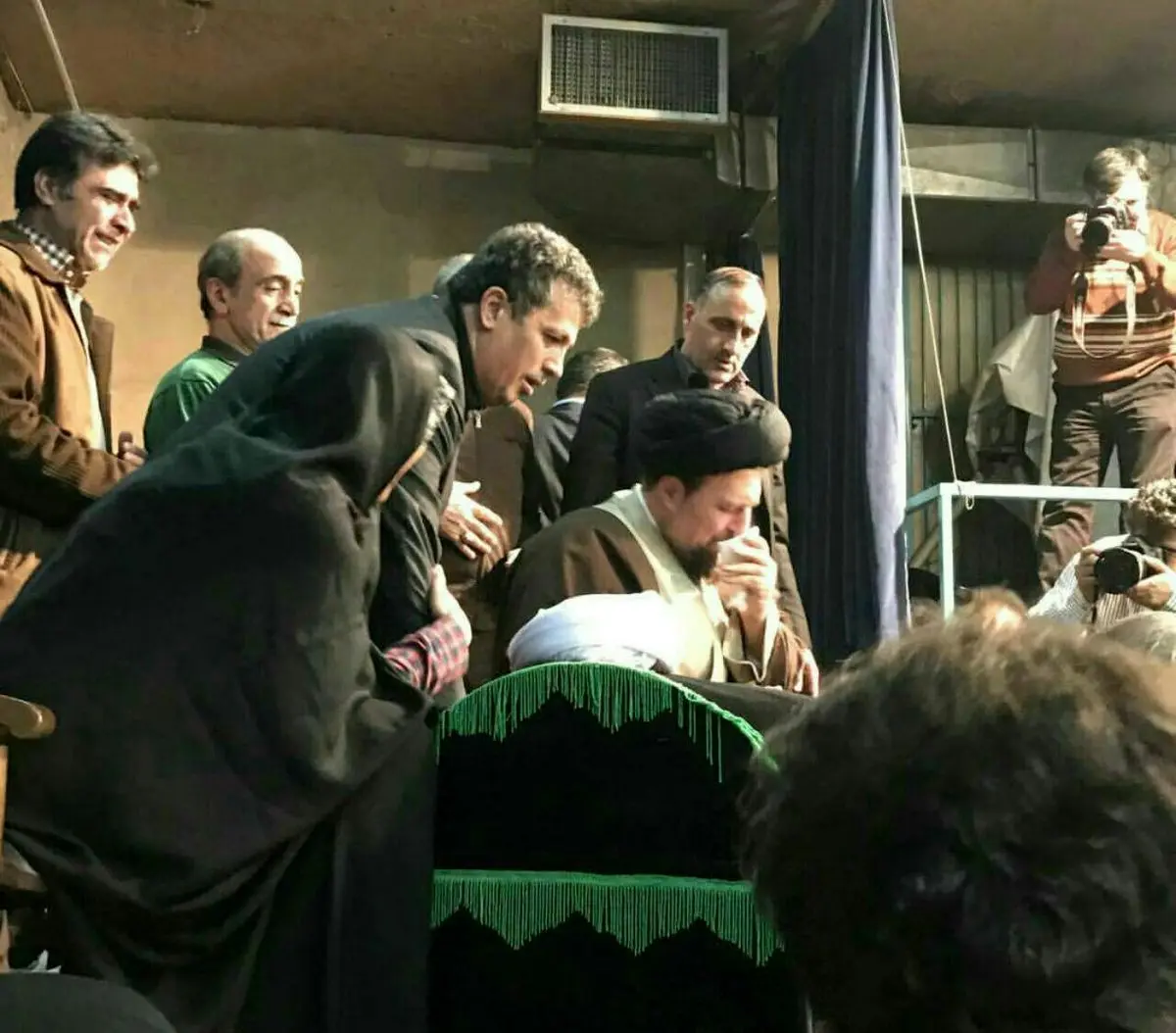 گریه‌های سید حسن بر تابوت آیت‌الله هاشمی/ عکس