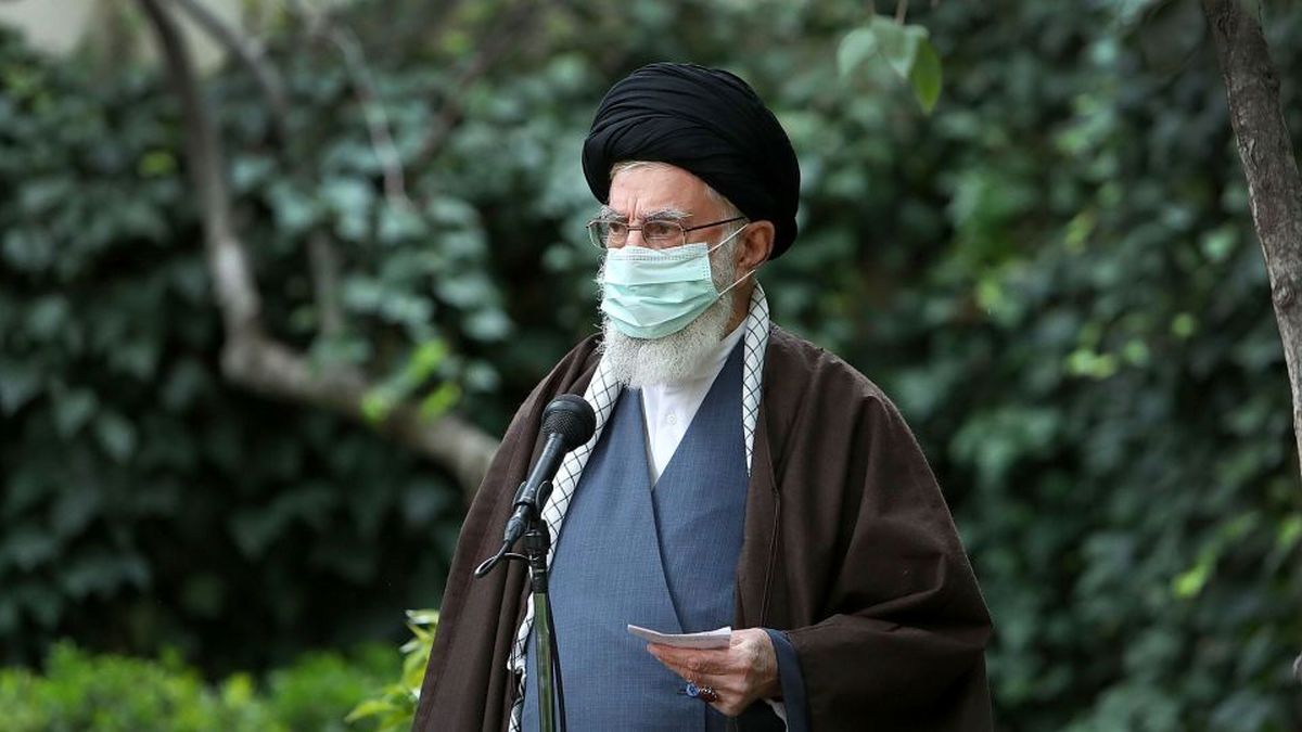 کاشت نهال توسط رهبر انقلاب در هفته منابع طبیعی+عکسها