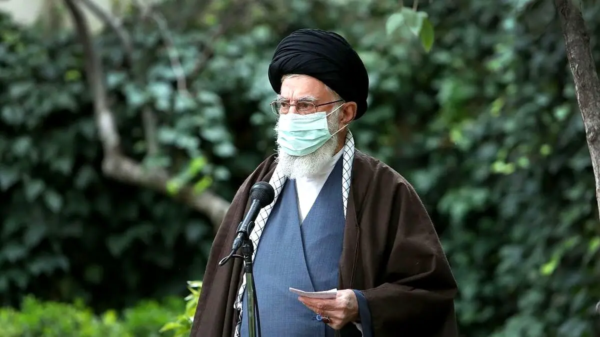کاشت نهال توسط رهبر انقلاب در هفته منابع طبیعی+عکس‌ها