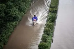 سیل 112 چینی را با خود برد/ تصاویر