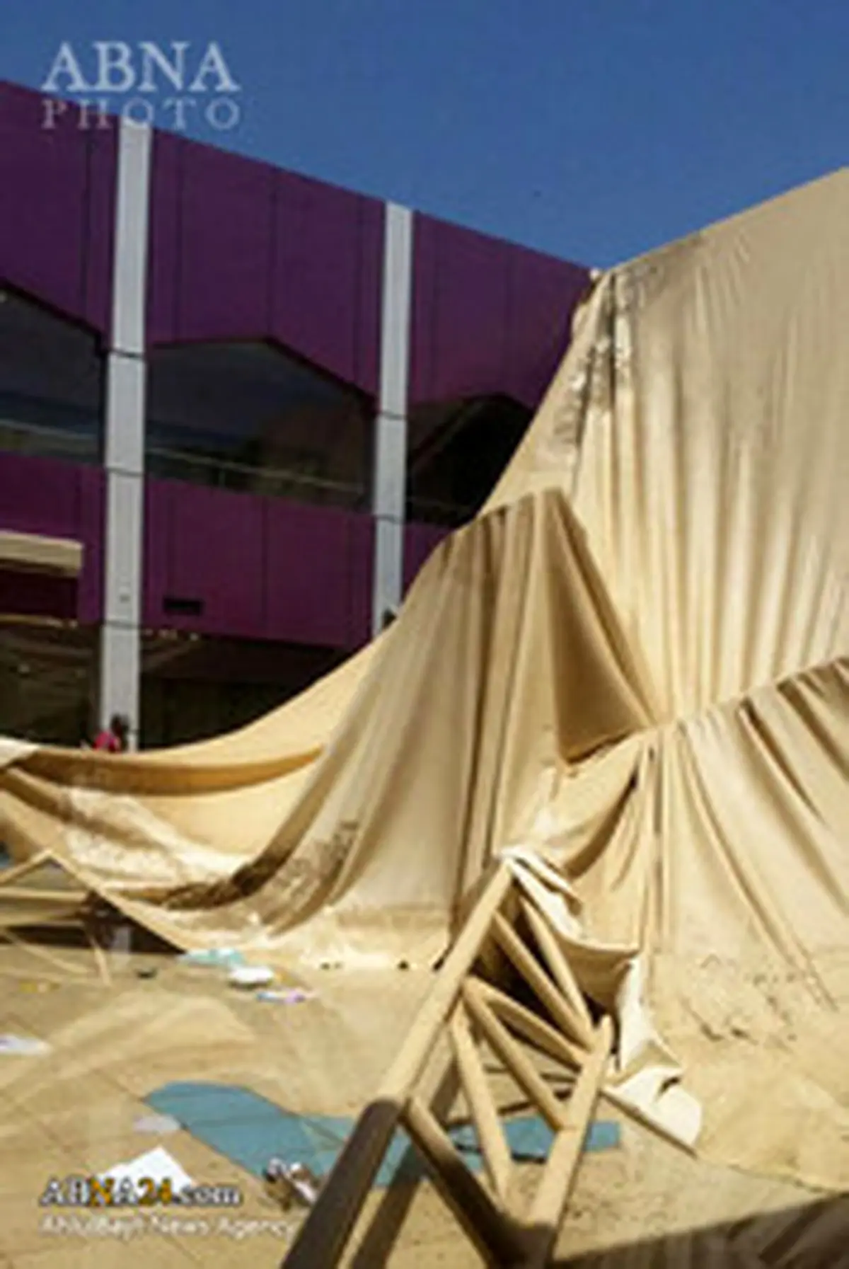 سقوط چتر سایبان جان دانش‌آموز را گرفت/ تصاویر