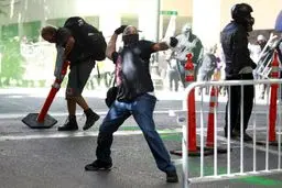 درگیری خونین پلیس با مردم در پورتلند/تصاویر