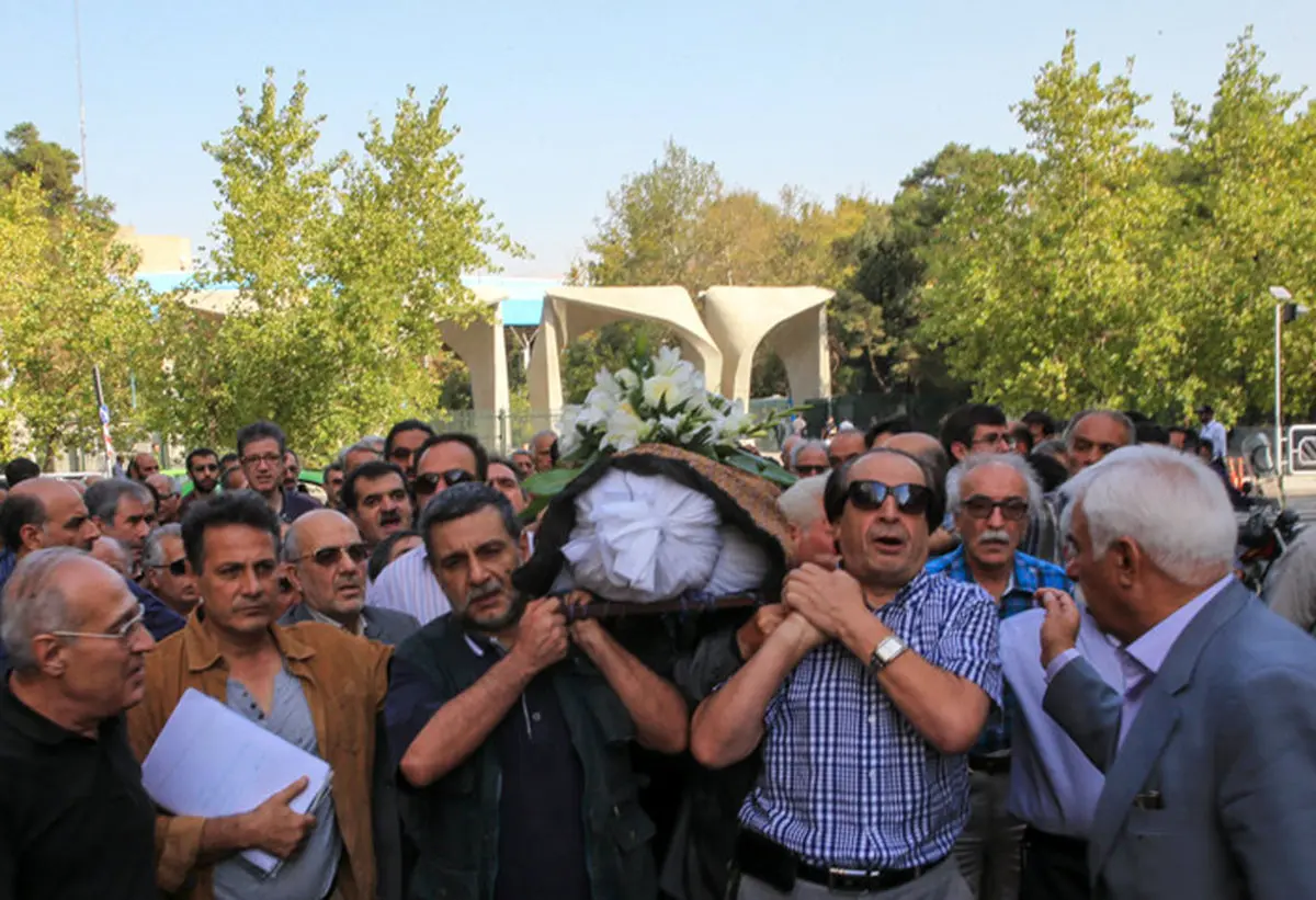 تشییع مرحوم جعفری از مقابل درهای بسته «امیرکبیر»/تصاویر