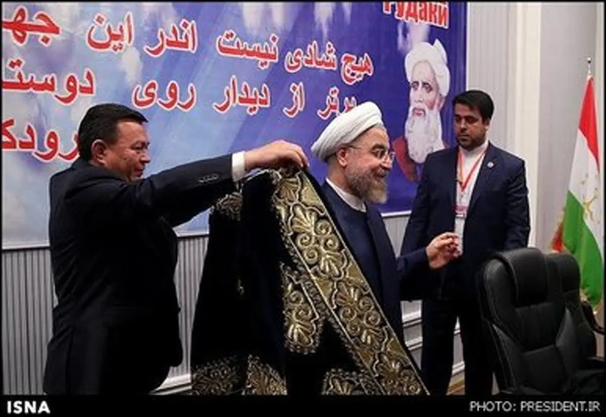 لباس زرین آکادمی علوم تاجیکستان بر تن روحانی /تصاویر