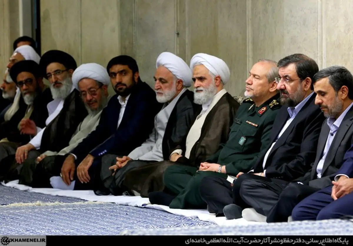 احمدی نژاد در دیدار با رهبری کنار چه کسی نشست؟/ عکس