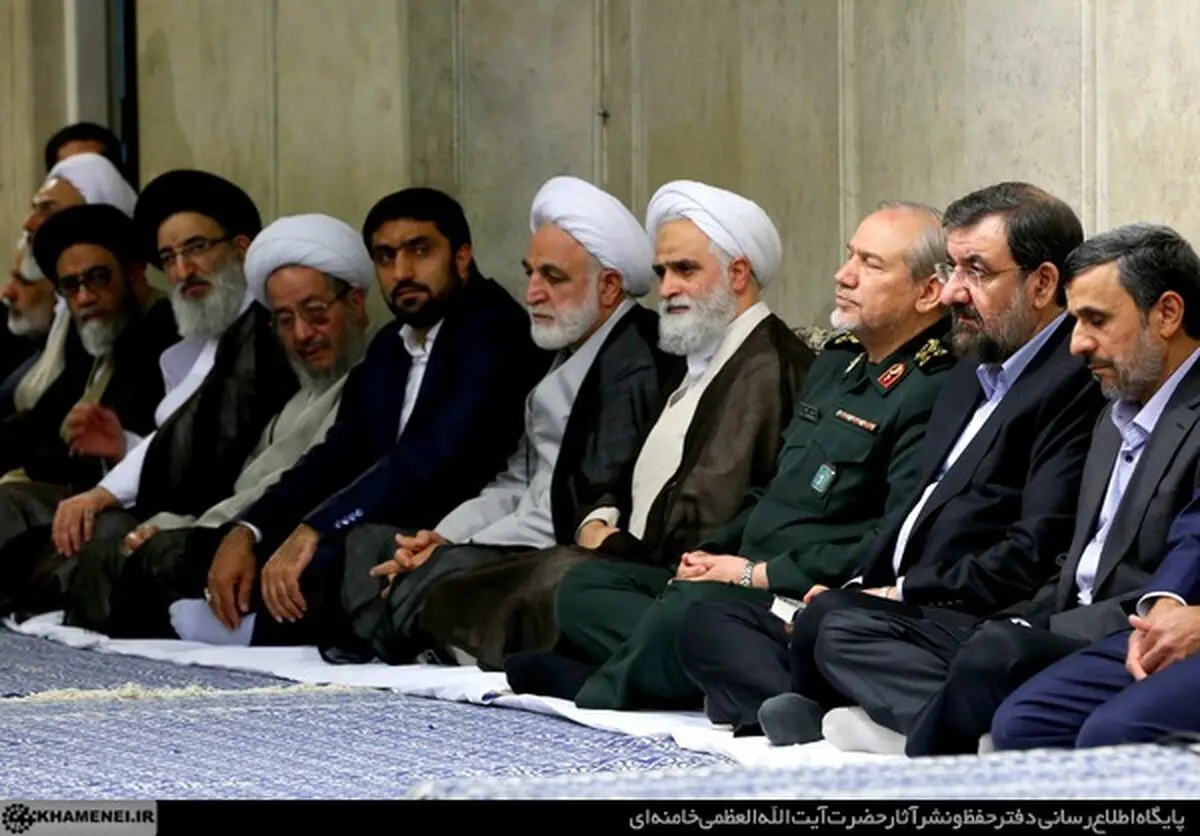 احمدی نژاد در دیدار با رهبری کنار چه کسی نشست؟/ عکس