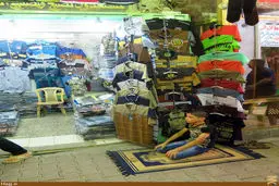 نماز اول وقت نوجوان كاسب جلوي مغازه/عکس