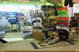 نماز اول وقت نوجوان كاسب جلوي مغازه/عکس