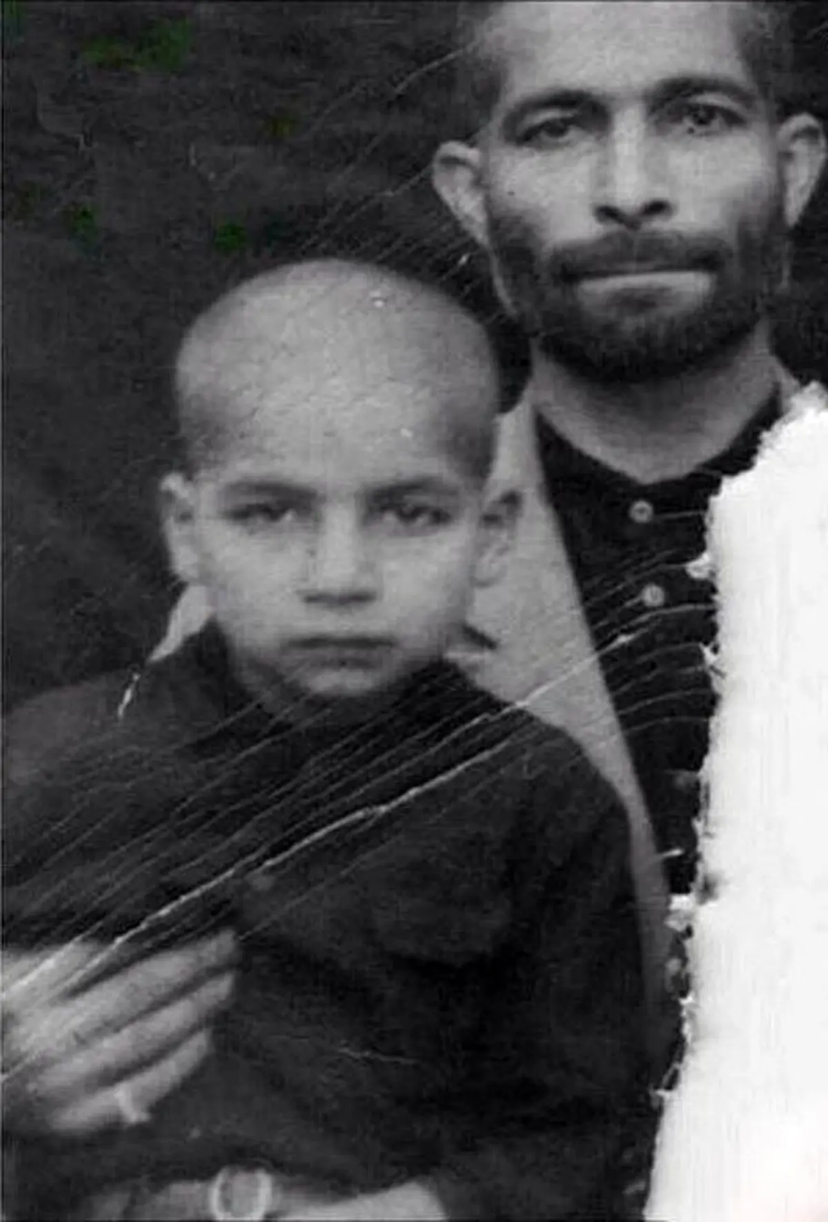 کودکی حسن روحانی در آغوش پدرش/عکس