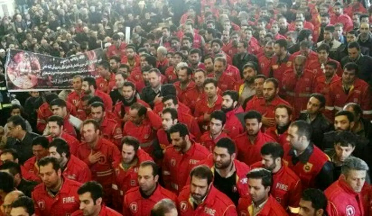 حضور آتشنشانان در مراسم تشییع هم قطارانشان /عکس
