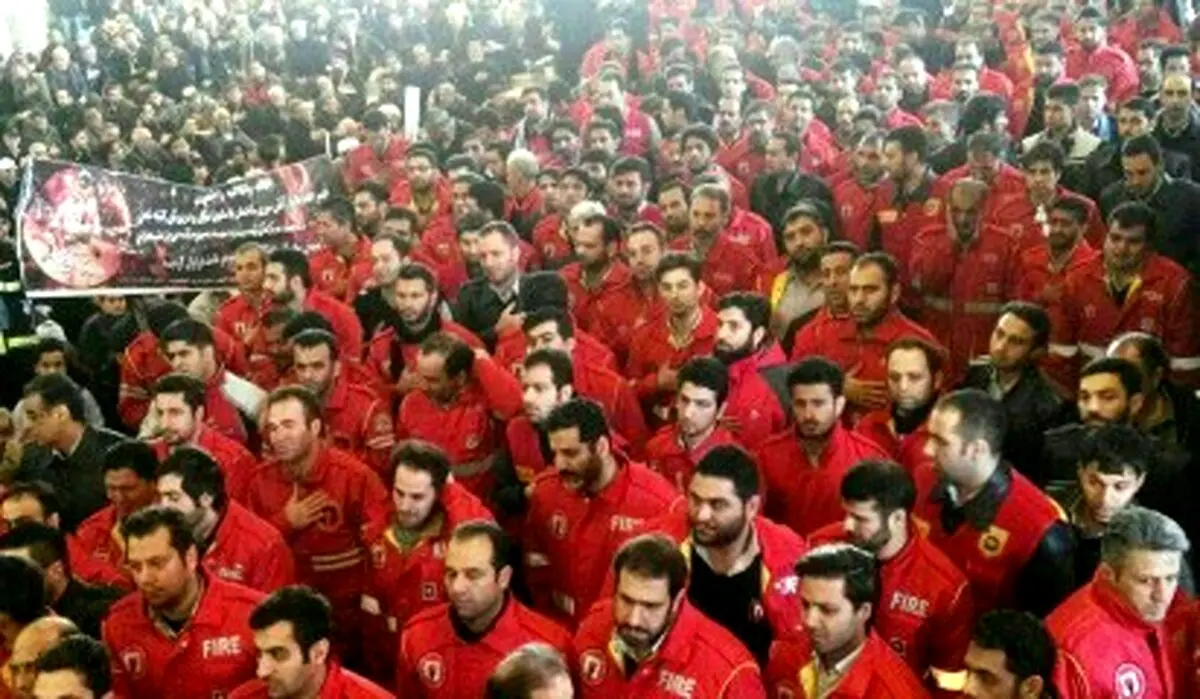 حضور آتشنشانان در مراسم تشییع هم قطارانشان /عکس