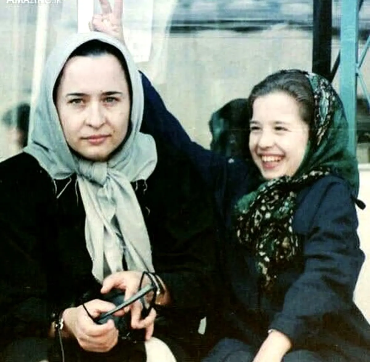 شوخی جالب ملیکا شریفی نیا با مادرش آزیتا حاجیان/ عکس