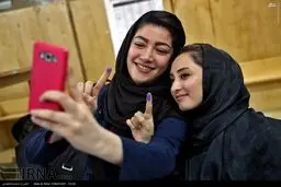 سلفی با انگشت جوهری!/  عکس
