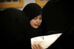 وداع تلخ دختری با پیکر پدرش/عکس