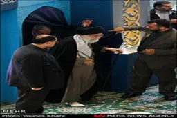 تصاویری از حضور رهبر انقلاب در دانشگاه تهران و اقامه نماز بر پیکر آیت الله مهدوی کنی