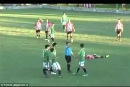 داوری که با دادن کارت زرد راهی بیمارستان شد+عکس