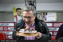 ژست جالب برانکو با کیک تولدش/ عکس