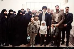 عکس منتشر نشده از دیدار رهبری با ۲۲ عضو خانواده یکی از وزرای دولت موسوی