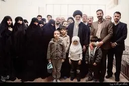 عکس منتشر نشده از دیدار رهبری با ۲۲ عضو خانواده یکی از وزرای دولت موسوی