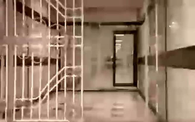 سرباز هنگ مرزی پاوه کرمانشاه با حقوق ماهیانه‌اش یک زندانی را آزاد کرد + فیلم