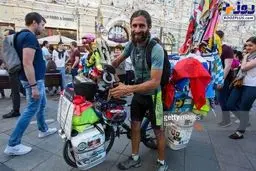 تصویری از هواداری که با دوچرخه به جام جهانی آمد!