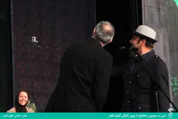 عکس سلفی رضا عطاران روی سن اختتامیه جشنواره فجر