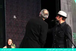 عکس سلفی رضا عطاران روی سن اختتامیه جشنواره فجر