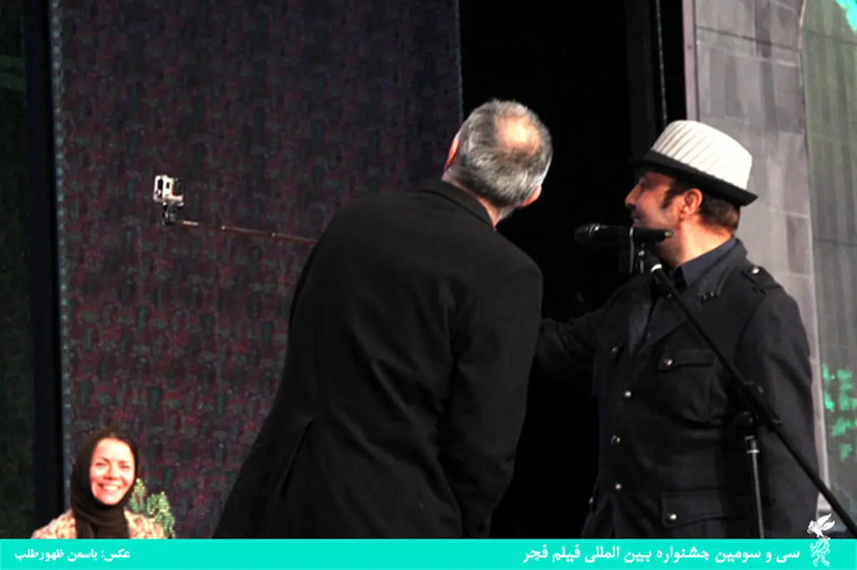 عکس سلفی رضا عطاران روی سن اختتامیه جشنواره فجر
