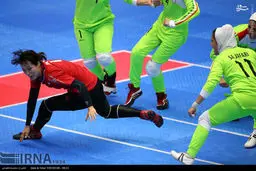 زن ژاپنی در محاصره ایرانی‌ ها /تصاویر