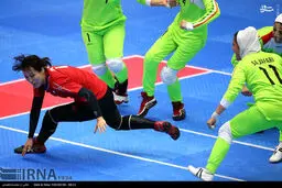 زن ژاپنی در محاصره ایرانی‌ ها /تصاویر