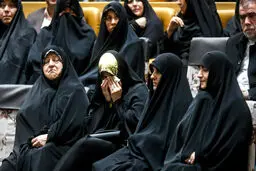 تصاویر / اشک دوستداران آیت الله در سومین سالگرد ایشان