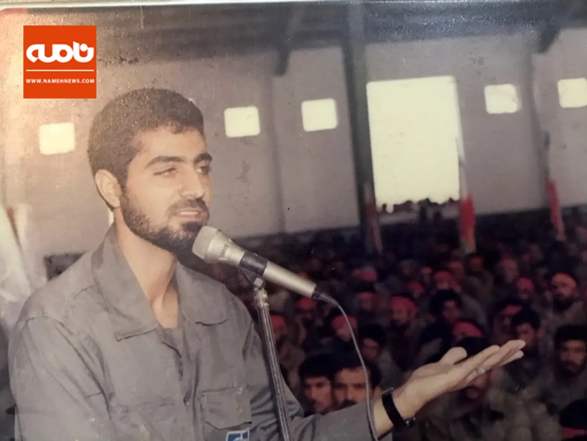 عکس / حاج قاسم سلیمانی در لباس رزم در جوانی در حین سخنرانی