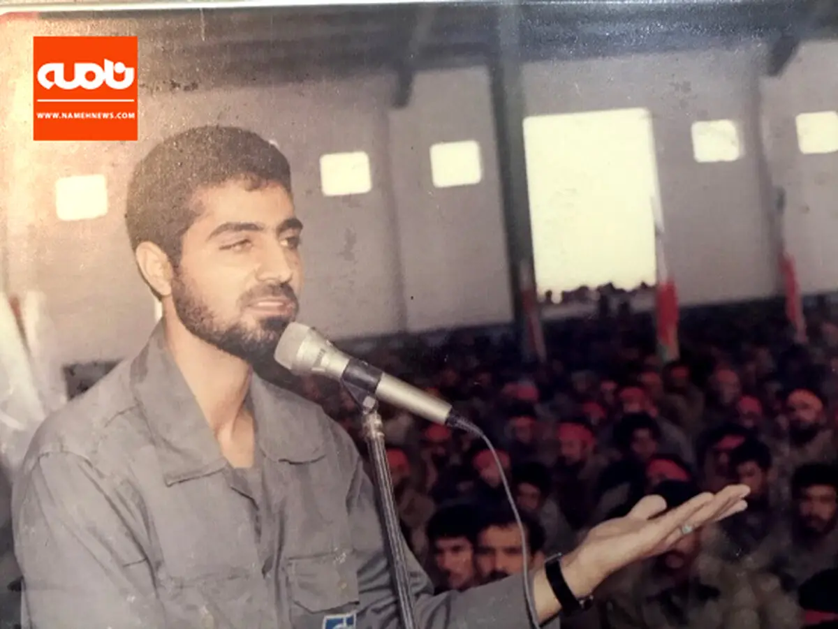 عکس / حاج قاسم سلیمانی در لباس رزم در جوانی در حین سخنرانی