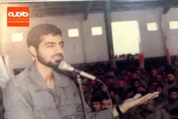 عکس / حاج قاسم سلیمانی در لباس رزم در جوانی در حین سخنرانی