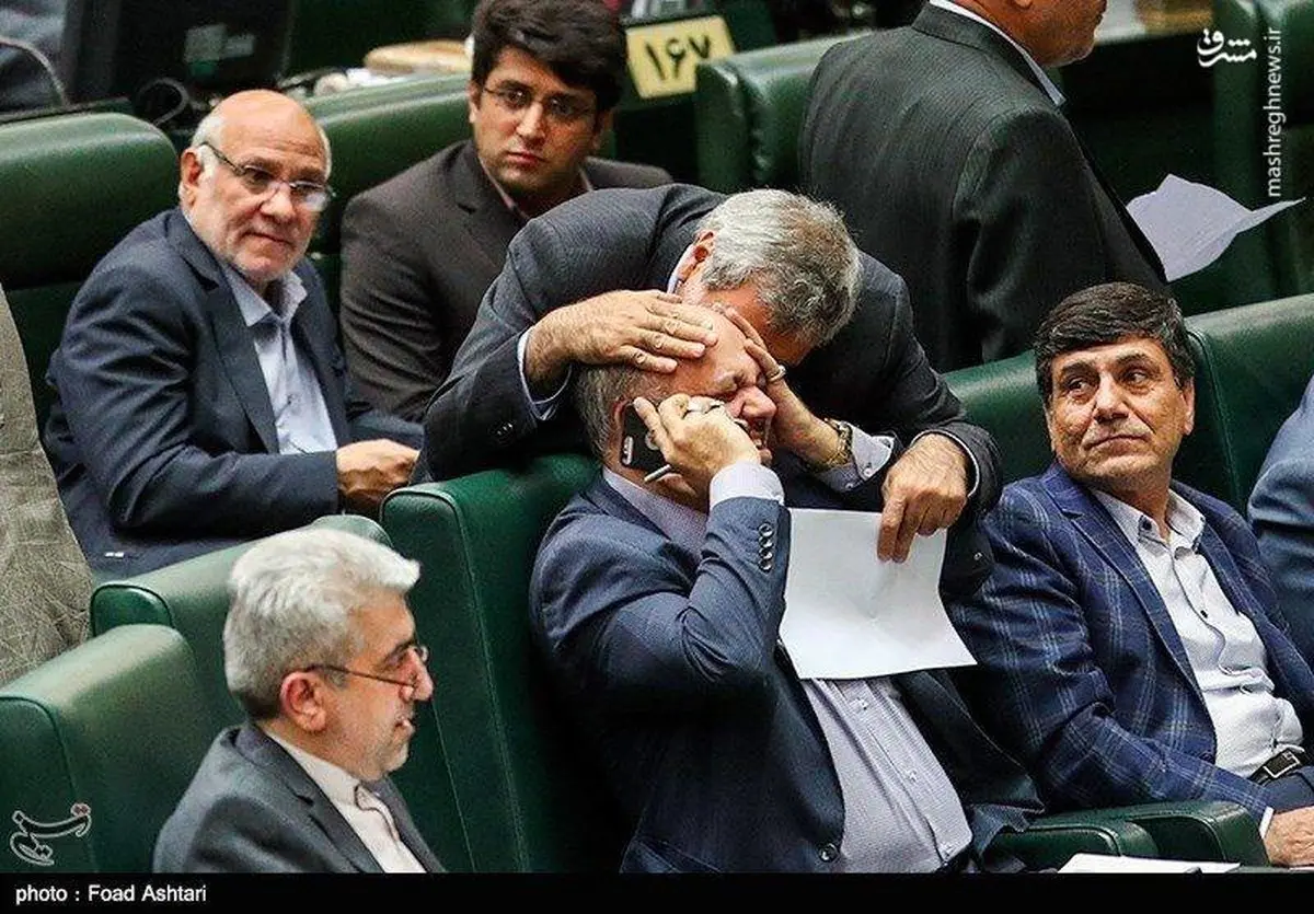 تصویری از  کلافگی یک نماینده مجلس از حرف های درگوشی