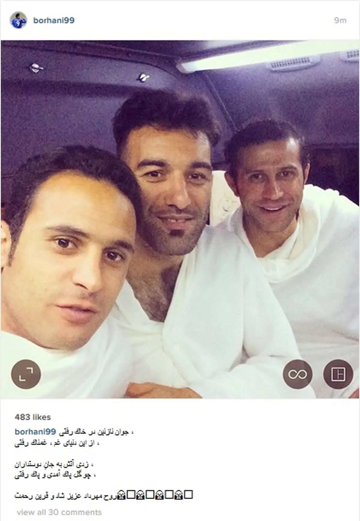 تصویری از مهرداد اولادی همراه دو بازیکن استقلال در لباس احرام