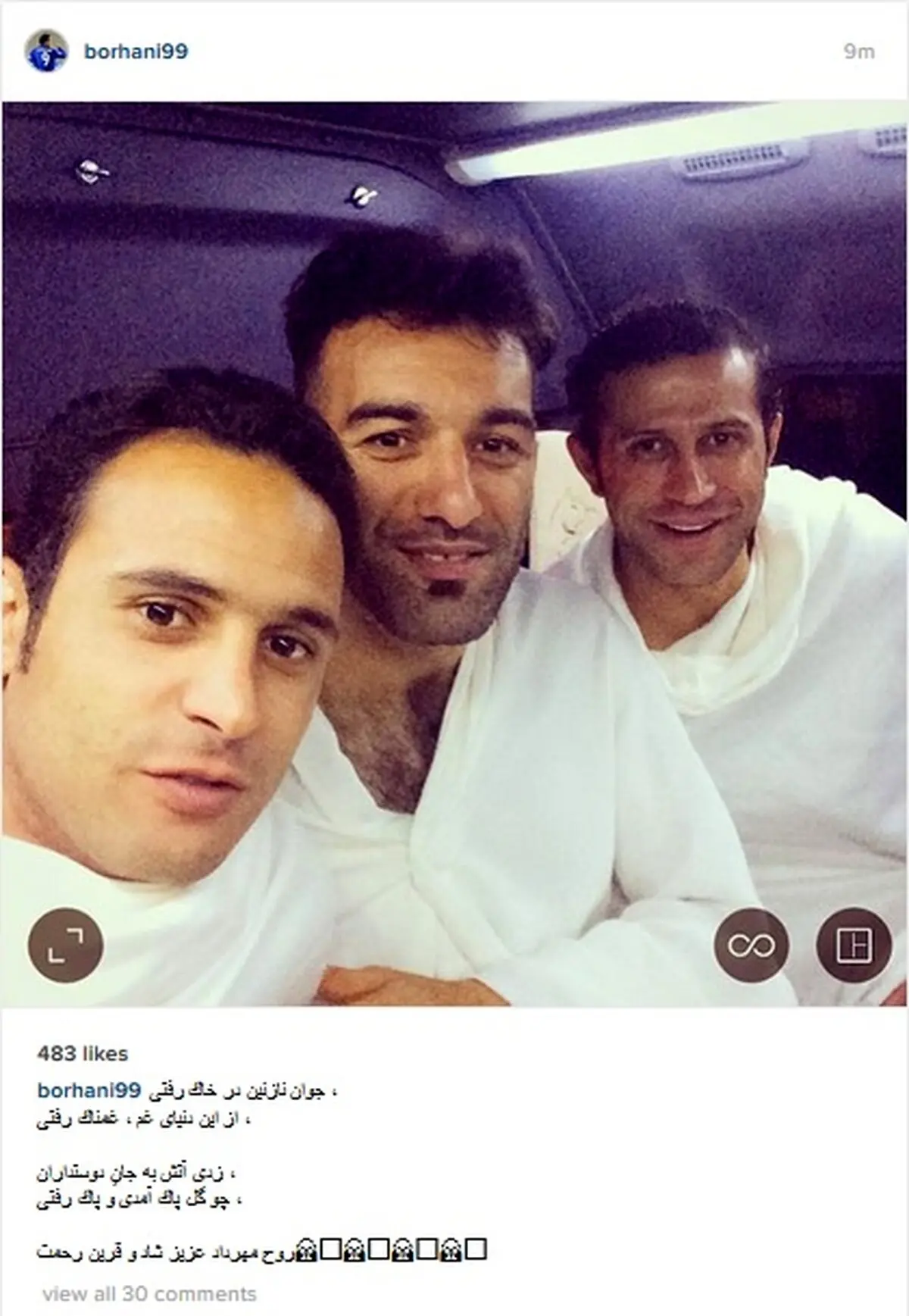 تصویری از مهرداد اولادی همراه دو بازیکن استقلال در لباس احرام