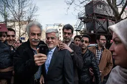 سلفی با عارف قبل از رای گیری/ عکس