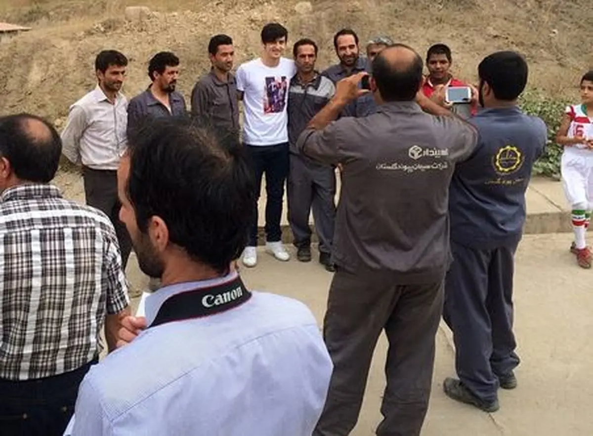 عکس یادگاری کارگران کارخانه سیمان با سردار آزمون