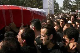 علی‌کریمی در کنار تابوت مرتضی پاشایی/ عکس