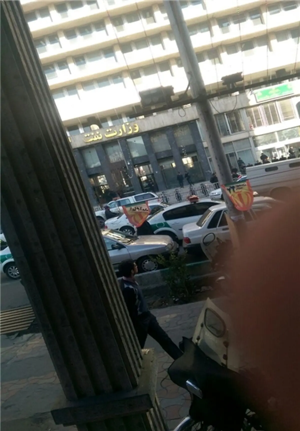 تجمع دانشجویان مقابل وزرات نفت/ عکس